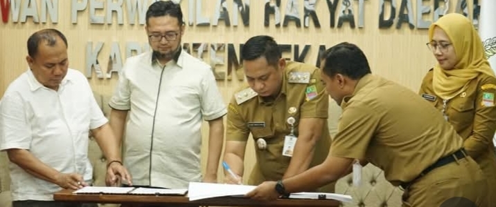 Pemkab Bekasi dan DPRD Kabupaten Bekasi Tandatangani Kesepakatan Bersama Hasil Evaluasi Raperda PPAPBD TA 2025
